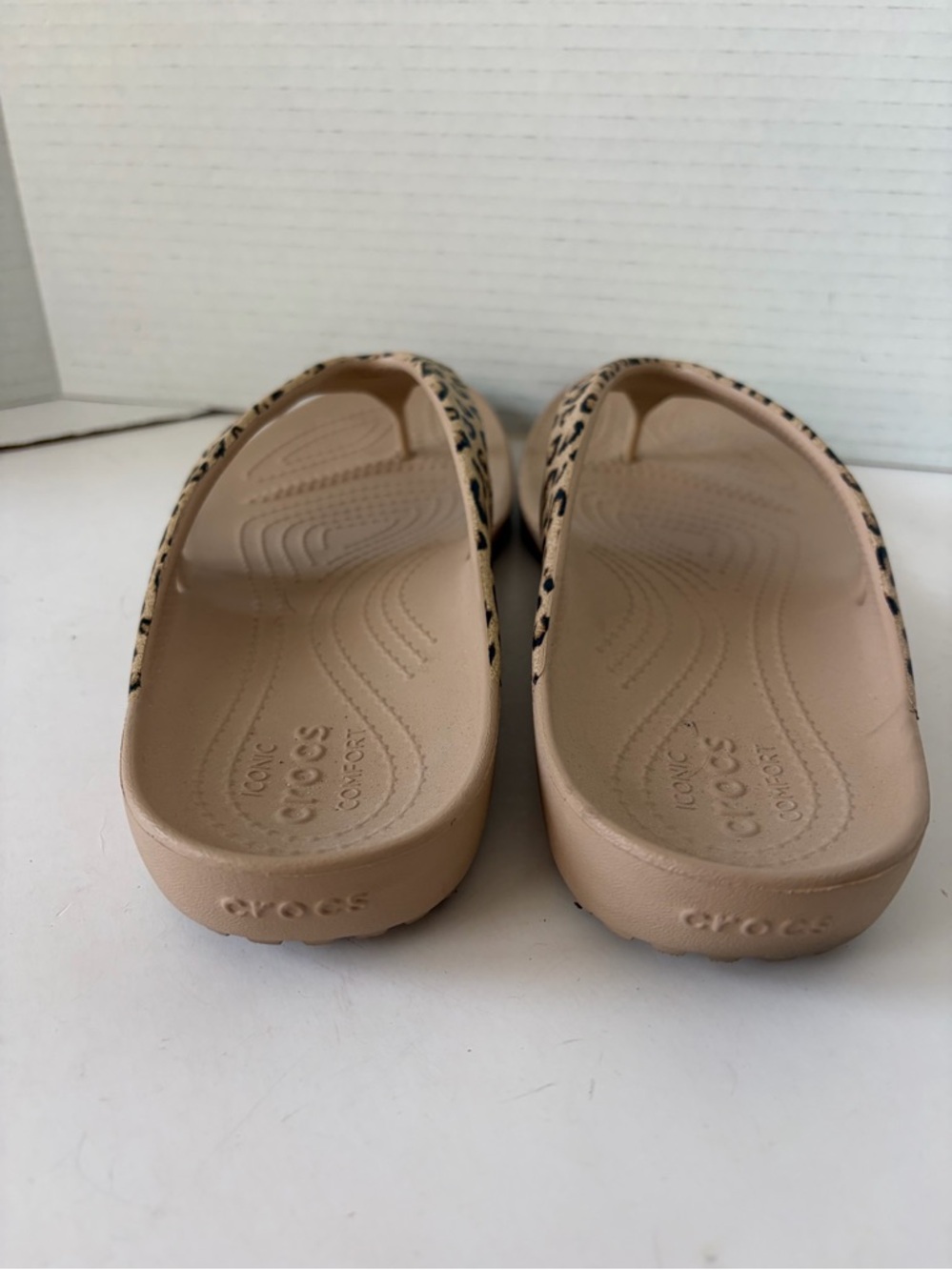 Crocs‎ Women's Kadee II Leopard Print Flip Flops - Picture 6 of 6